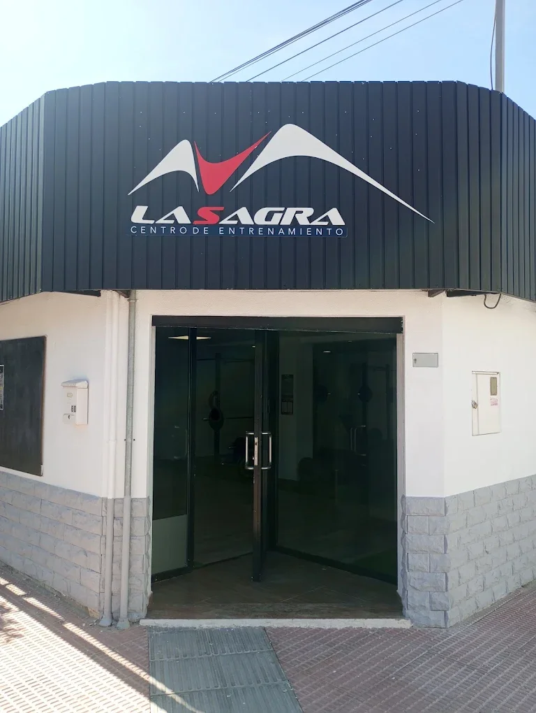 Entrada del centro de entrenamiento La Sagra con su rótulo