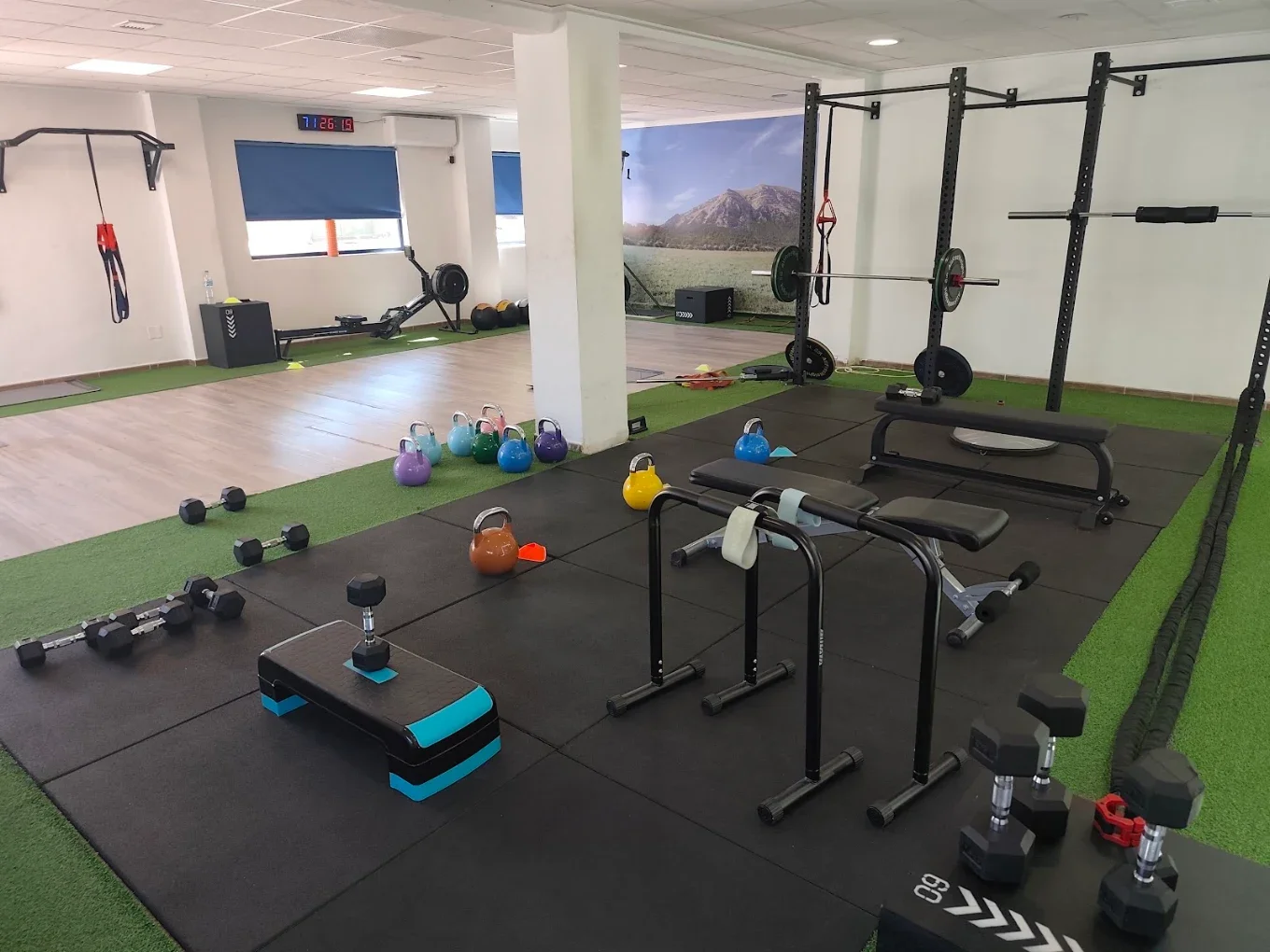 Vista de la sala de La Sagra con kettlebells, mancuernas y bancos